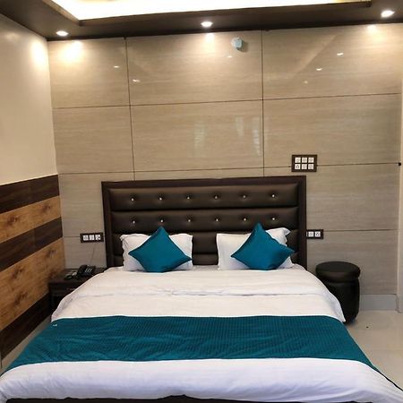 Hotel Famous Haridwar Luaran gambar