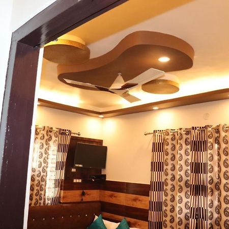 Hotel Famous Haridwar Luaran gambar