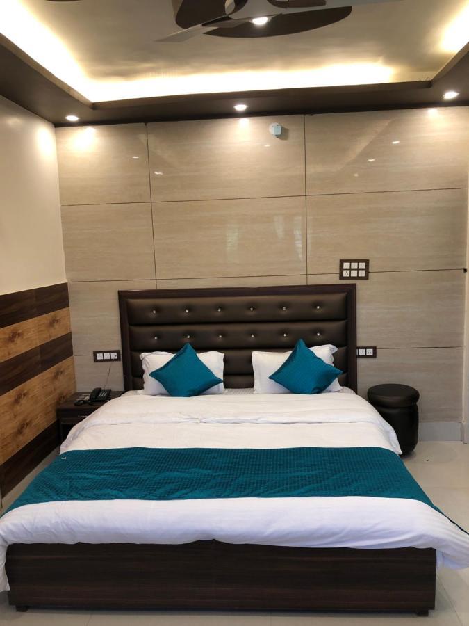 Hotel Famous Haridwar Luaran gambar