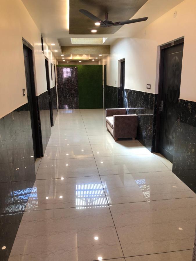 Hotel Famous Haridwar Luaran gambar