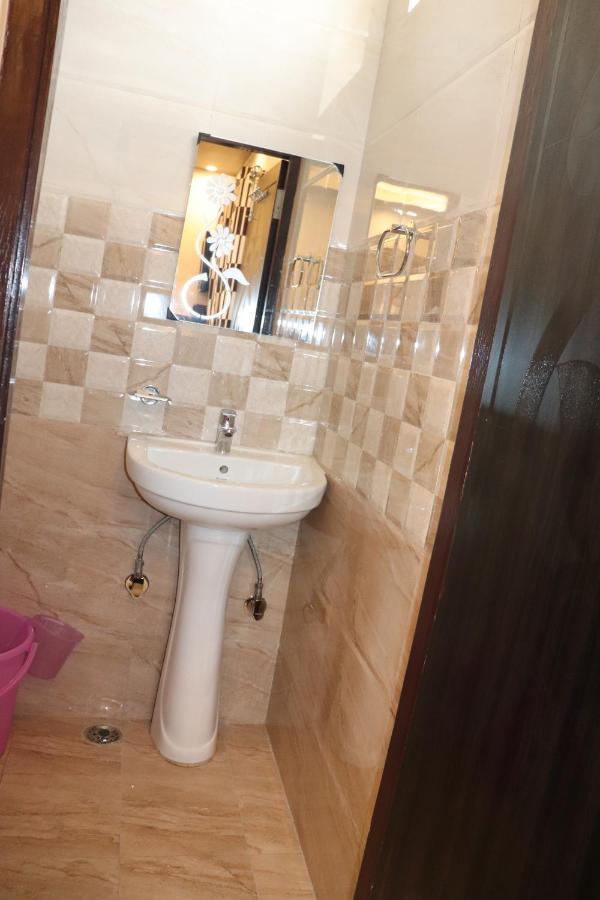 Hotel Famous Haridwar Luaran gambar