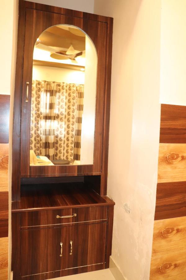 Hotel Famous Haridwar Luaran gambar