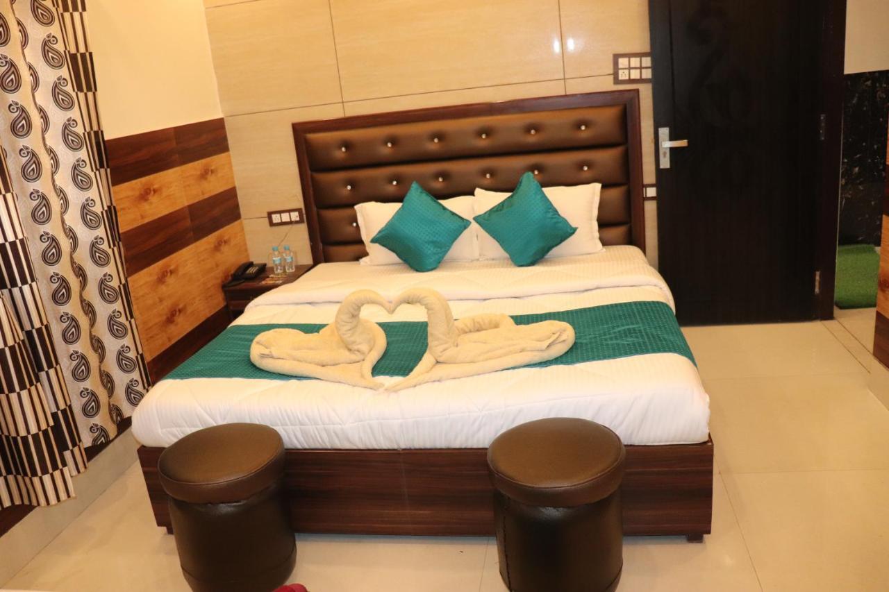 Hotel Famous Haridwar Luaran gambar