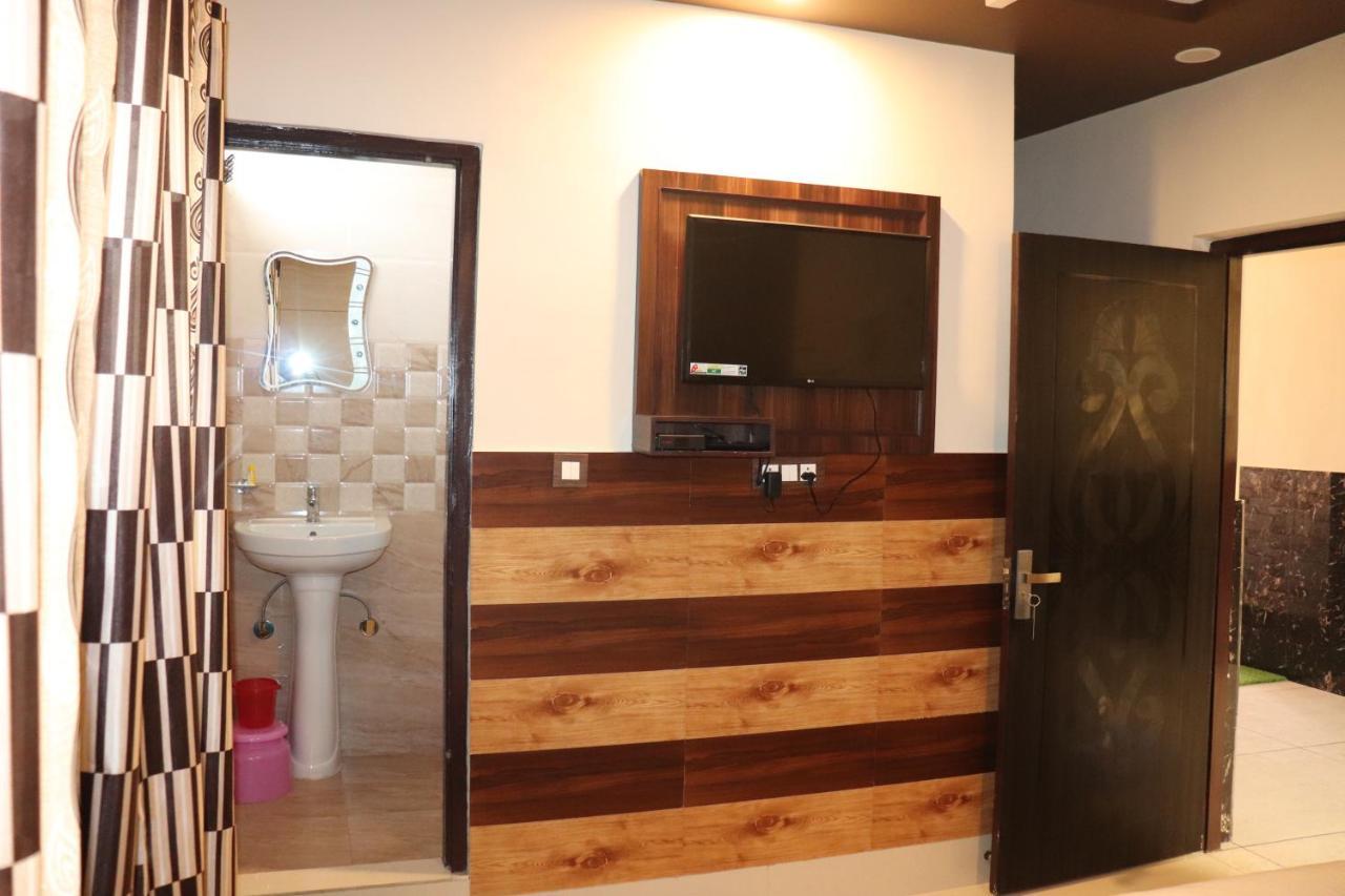 Hotel Famous Haridwar Luaran gambar