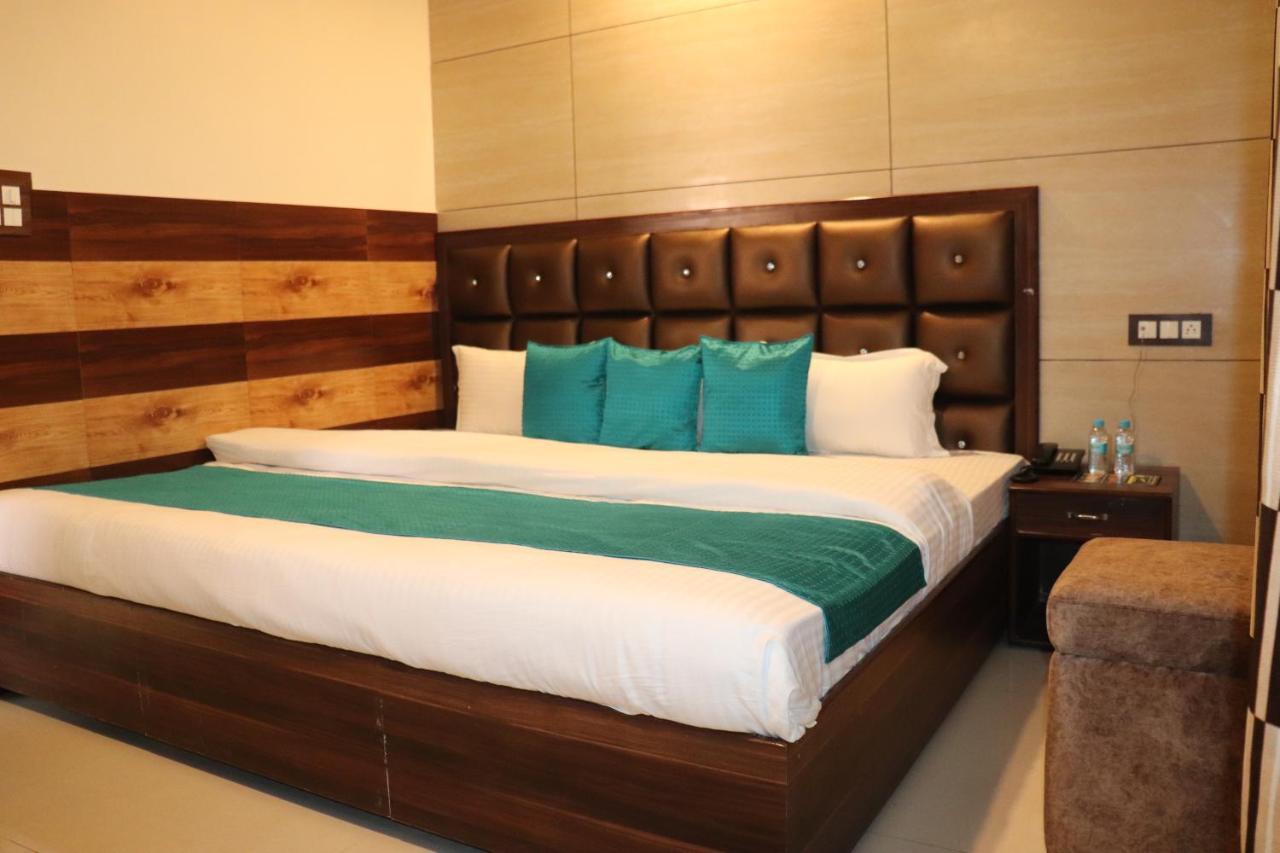 Hotel Famous Haridwar Luaran gambar