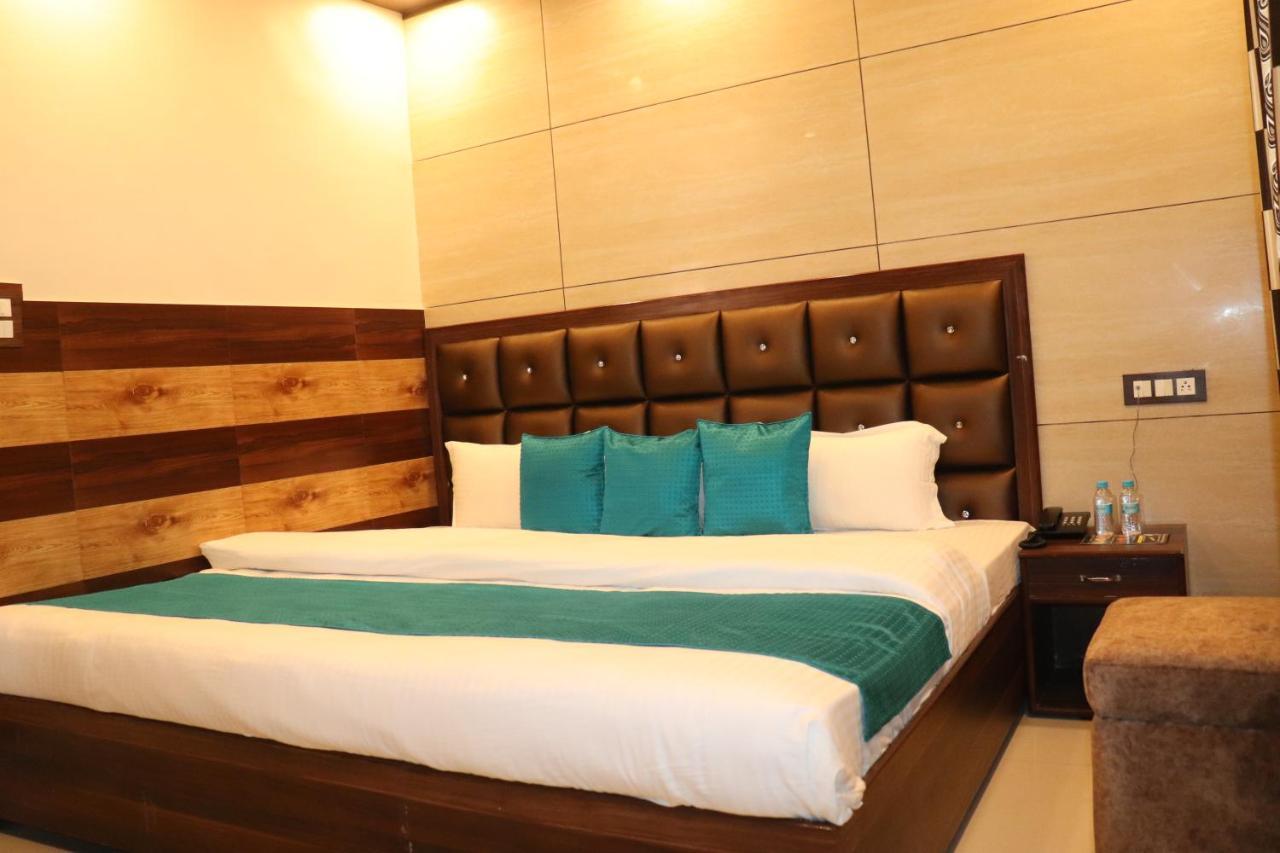Hotel Famous Haridwar Luaran gambar