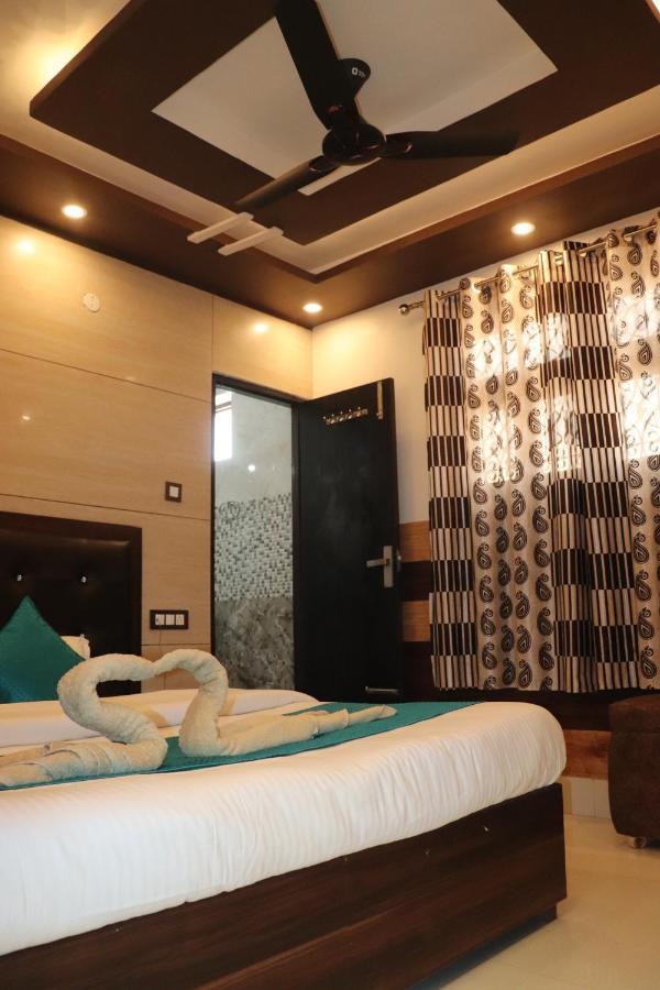 Hotel Famous Haridwar Luaran gambar