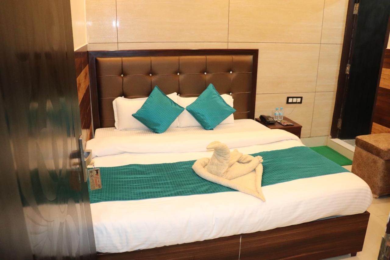 Hotel Famous Haridwar Luaran gambar