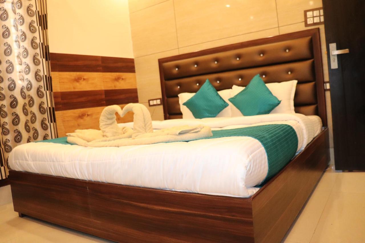 Hotel Famous Haridwar Luaran gambar