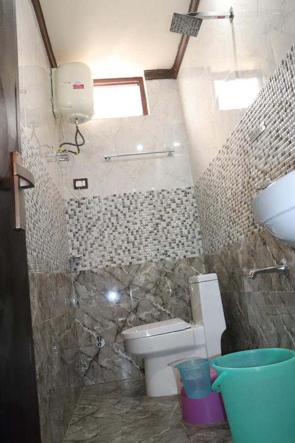 Hotel Famous Haridwar Luaran gambar