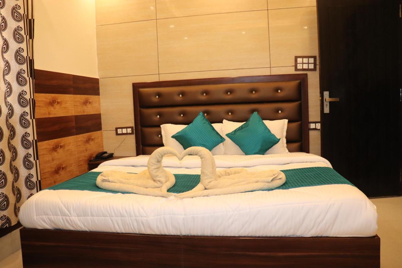 Hotel Famous Haridwar Luaran gambar