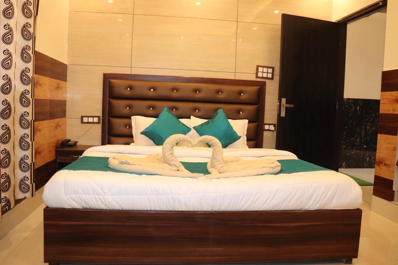 Hotel Famous Haridwar Luaran gambar
